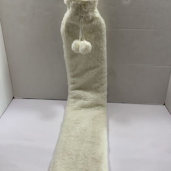 Hot water rubber bag for pain relief covered in a soft white faux fur - Picture 5 of 5